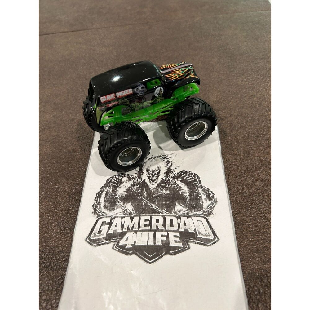 Hot Wheels Monster Jam GRAVE DIGGER Mattel 1:64 Scale